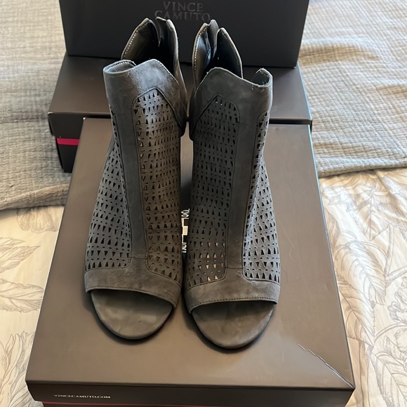 Vince Camuto heeled bootie sandal in graystone color, size 8.5. - Picture 3 of 5